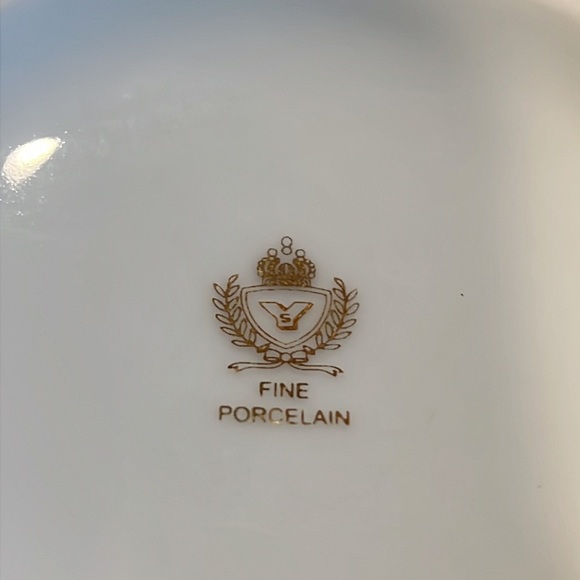 New fine porcelain Serving Bowl. Perfect for sides, soups or cereal. Gold trim - Picture 6 of 6